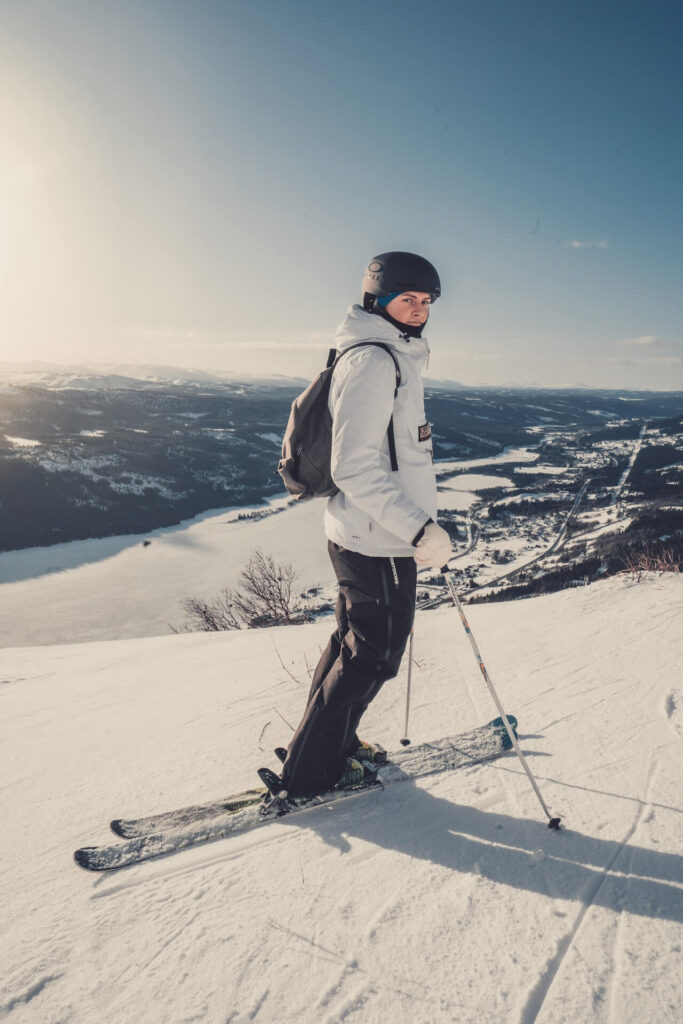 narciarz na szczycie góry w słoneczny dzień 