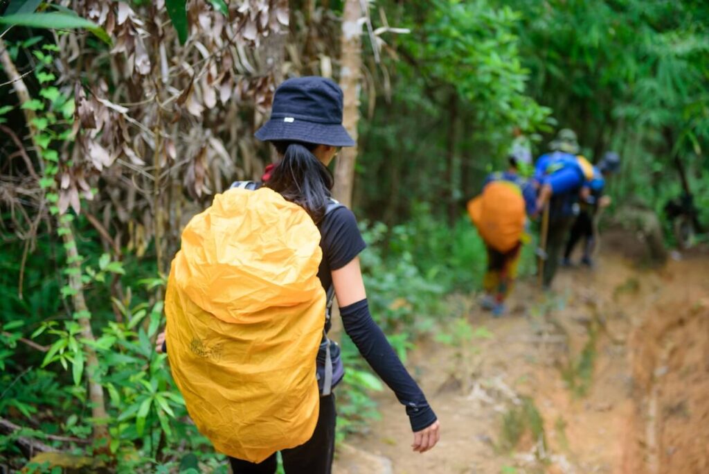 dziewczyna w żółtym plecaku na trekkingu